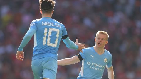 Oleksandr Zinchenko y Jack Grealish celebran el gol anotado por su equipo en la FA Cup