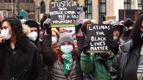 Las personas que protestaban se detenían a confrontar a la policía gritando y coreando a los funcionarios, pero no hubo incidentes mayores.