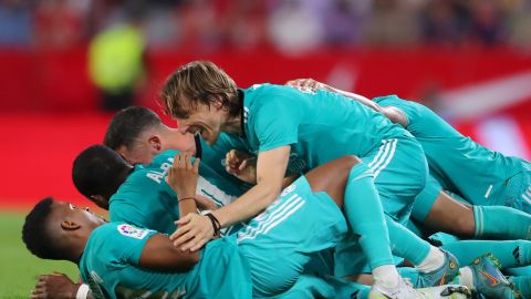 El Real Madrid remontó un 2-0 ante el Sevilla y se impuso 2-3 en el Sánchez Pizjuán.