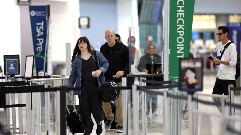 Algunas aerolíneas dejarán como "opcional" el uso de la máscara, durante el vuelo.