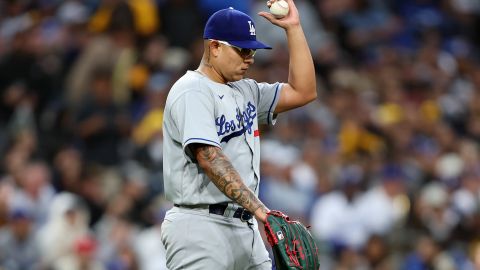 El pitcher mexicano Julio Urías muestra enfado tras recibir carrera de los Padres en el segundo inning. Después de eso no le hicieron daño.