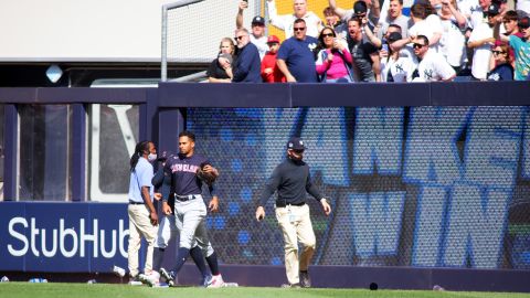 Los fanáticos intercambiaron palabras con los jugadores de Cleveland.