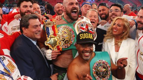 Tyson Fury (c) celebra efusivo la victoria contra Dillian Whyte en lo que fue -como él mismo lo confirmó- su última pelea en el boxeo.