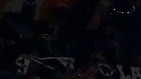 Un niño aficionado de Flamengo recibió una bengala lanzada por los fanáticos chilenos.