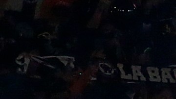 Un niño aficionado de Flamengo recibió una bengala lanzada por los fanáticos chilenos.