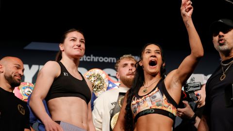 Katie Taylor y Amanda Serrano durante la ceremonia de pesaje el viernes en el Madison Square Garden.