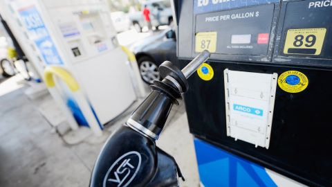 LONG BEACH, CA - AUGUST 16: People fillup at an Arco gas station August 16, 2012 in Long Beach, California. Gas prices in Los Angeles County rose today for the 34th time in 35 days, increasing four-tenths of a cent to $4.115, its highest amount since June 11. (Photo by Kevork Djansezian/Getty Images)