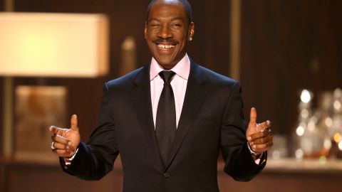 El actor y comediante Eddie Murphy comenzó a hacer stand-up cuando era adolescente. Se convirtió en un popular miembro del elenco de 'Saturday Night Live' y protagonizó varios éxitos de taquilla.