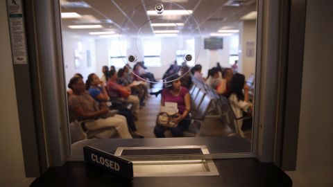 Los clientes y esposos falsos eran entrenados para fingir en la entrevista con el USCIS.