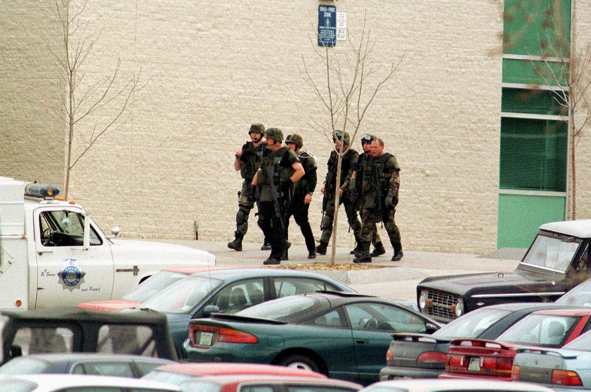 1999: Masacre en la escuela secundaria de Columbine - La Opinión