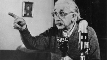Mientras se analizaba la causa de la muerte de Albert Einstein, una autopsia extrajo el cerebro del genio, sin el permiso de su familia.