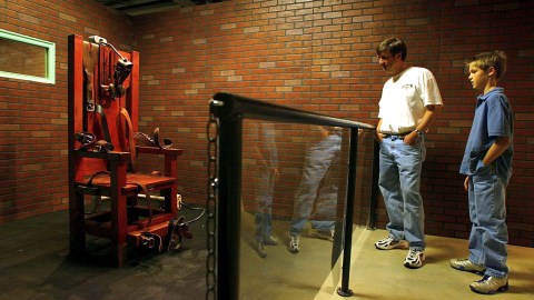 La silla eléctrica apodada "Old Sparky" en el Texas Prison Museum en Huntsville