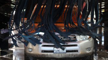 Hombre muere tras quedar atrapado dentro de un lavado de autos en San Diego