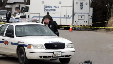 Uno de los oficiales fue llevado en una aeronave a Wichita, mientras que los otros dos fueron trasladados al Centro Médico Wesley en condición estable.