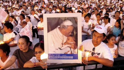 San Juan Pablo II pasó 26 años en el Vaticano como Papa. Después de su muerte en 2005, fue beatificado en 2011 y canonizado en 2014. Juan Pablo II fue enterrado en el Vaticano.