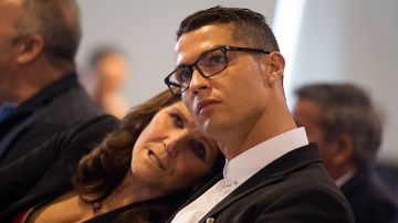 Cristiano Ronaldo posa con su mamá.