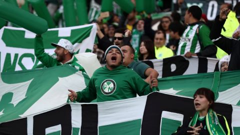 Los hinchas de Atlético Nacional se enfrentaron entre sí en la localidad de Cota.