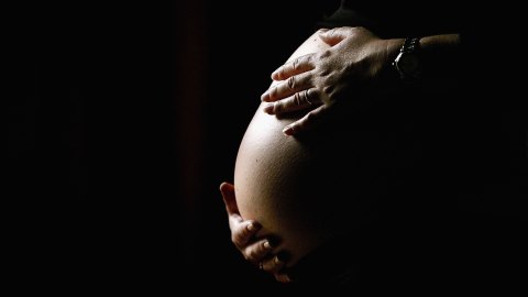 Mujer de 50 años en Utah decide ayudar a su hija y dará a luz a su propia nieta