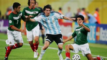 Zinha, Gerardo Torradoy Gonzalo Pineda marcando a Lionel Messi en 2006.