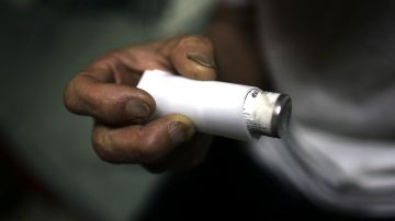 Declaran culpable a mujer tras muerte de niño por ataque de asma mientras ella usaba su inhalador para fumar crack