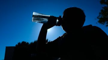 A child drinks from his water bottle amid an ongoing southern California heatwave in Los Angeles, California on June 26, 2017, where several heat records were set a day earlier. - The heatwave which began on June 6 is forecast to end on Tuesday June 27, 2017. (Photo by FREDERIC J. BROWN / AFP) (Photo credit should read FREDERIC J. BROWN/AFP via Getty Images)