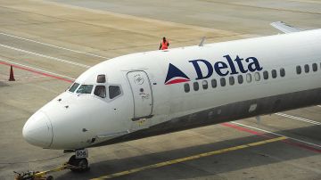 Cristal de cabina se rompe en un avión de Delta Airlines