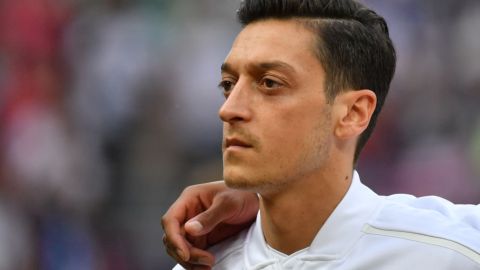 El mediocampista alemán Mesut Ozil estudia una oferta del LAFC para jugar en la MLS.