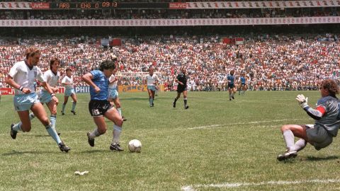 Al parecer la camiseta que será subastada es la que usó Maradona durante el primer tiempo del partido contra Inglaterra del Mundial de 1986.