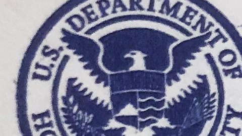 Las personas con TPS puede aplicar por una 'green card' cumpliendo ciertos requisitos.