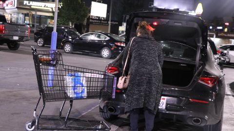 Andar solo o sola facilita el trabajo de los amantes de lo ajeno.