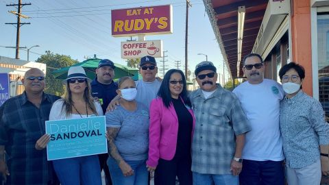Danielle Sandoval junto a la miembros de la comunidad de Wilmington. (Suministrada)