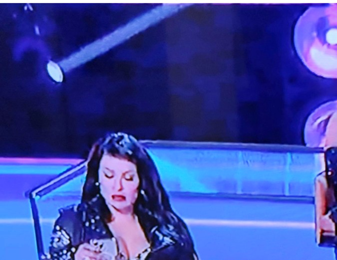 Ninel usó su celular durante las calificaciones de los jueces