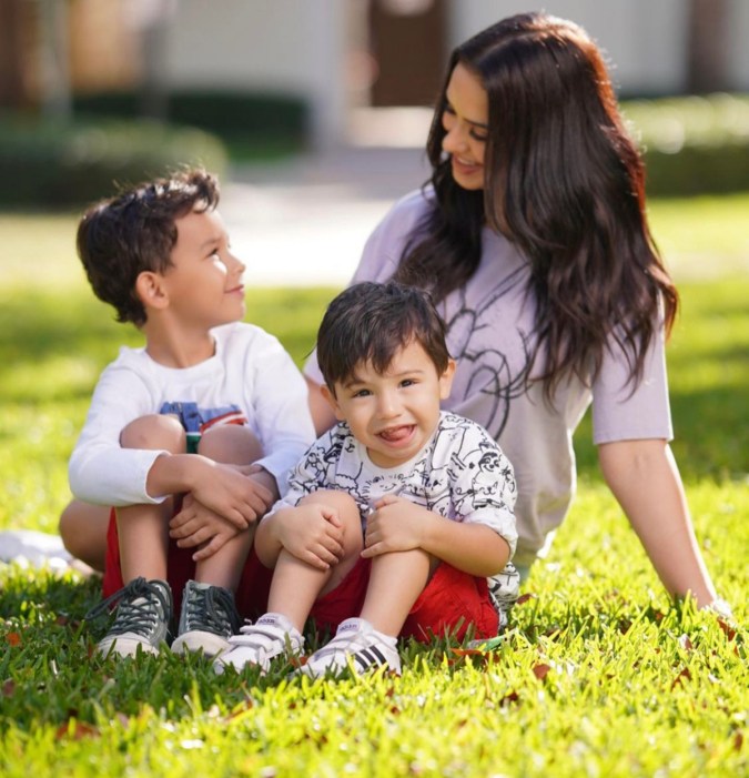 Ana Jurka junto a sus hijo Seth y Noahs