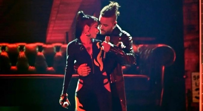 Prince Royce y María Becerra en los Latin AMAs
