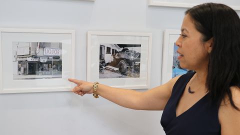 Aurea Montes Rodríguez señala la licorería donde comenzaron los disturbios raciales de 1992.