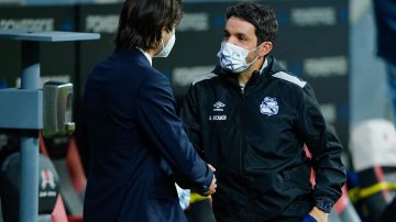 Santiago Solari saluda a Nicolás Larcamón (d), entrenador del Puebla, en un partido de 2021.