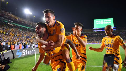 André-Pierre Gignac y Florian Thauvin celebran un gol.