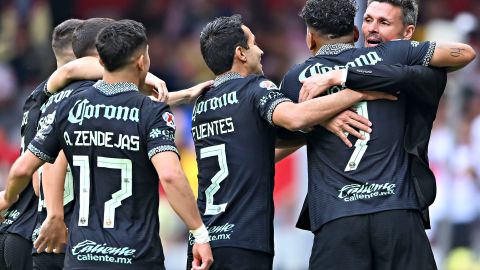 "Tano" Ortiz celebra un gol de América con sus jugadores.