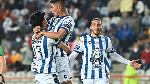 Víctor Guzmán celebra la anotación para el Pachuca.