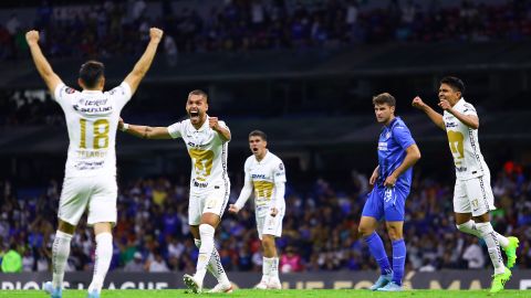 Ciudad de México, 12 de abril de 2022. Jugadores de Pumas en festejo durante el partido de vuelta de las Semifinales de la Liga de Campeones de la CONCACAF 2022, entre la Máquina Celeste del Cruz Azul y los Pumas de la UNAM, celebrado en el estadio Azteca. Foto: Imago7/Alejandra Suárez