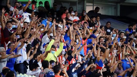 Aficionados de las Chivas estuvieron presentes en el Estadio Azteca.