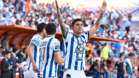 Víctor Guzmán celebra su gol con los Tuzos de Pachuca ante el Puebla en la Liga MX.