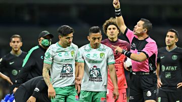 Víctor Dávila recibió una expulsión un poco controversial, por lo que el árbitro del partido tuvo que explicar sus motivos.