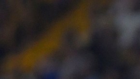 Diego Valdés (d), de las Águilas del América, le reclama al árbitro Fernando Hernández Gómez (i) tras anularle un gol ante Tigres UANL.