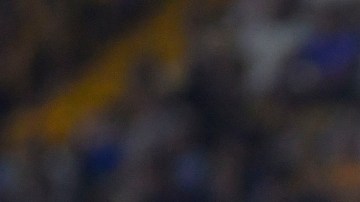 Diego Valdés (d), de las Águilas del América, le reclama al árbitro Fernando Hernández Gómez (i) tras anularle un gol ante Tigres UANL.