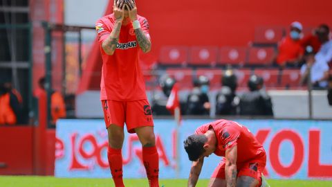 Valber Huerta y Diego Rigonato, jugadores del Toluca, escenifican el sentimiento de fracaso de toda la institución.