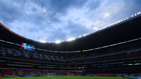 Los peluches fueron lanzados desde el último piso del Azteca.