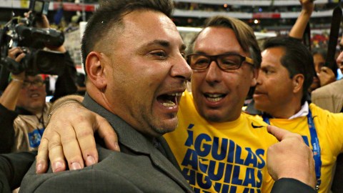 Antonio Mohamed celebrando un campeonato de América en el 2014 con el dueño del club.