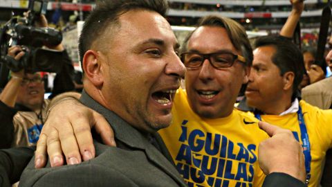 Antonio Mohamed celebrando un campeonato de América en el 2014 con el dueño del club.