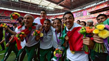Jorge Enriquez, Raúl Jiménez, Carlos Salcido, Giovani Dos Santos y Marco Fabian celebran la medalla de oro obtenida en Londres
